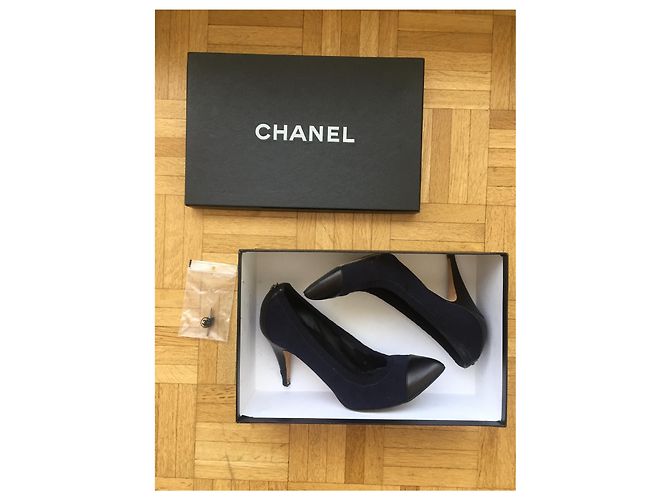 Décolleté Chanel Bicolore Nero e Blu Navy Tela e Pelle - vista 12