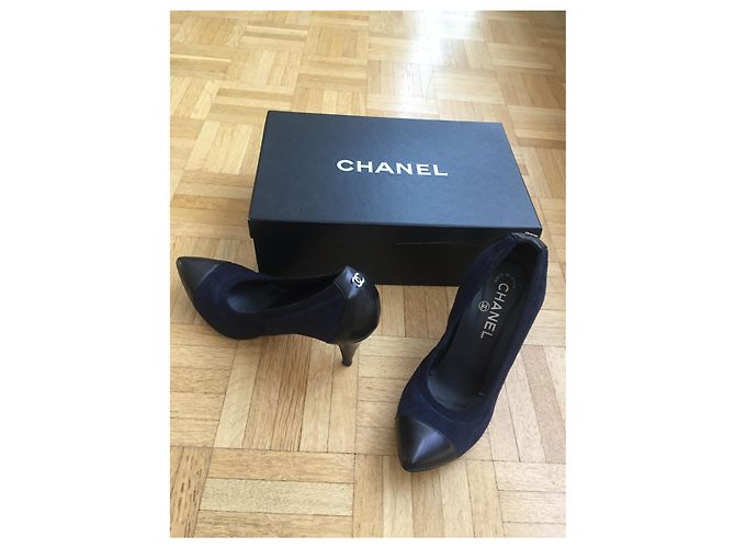 Décolleté Chanel Bicolore Nero e Blu Navy Tela e Pelle - vista 2