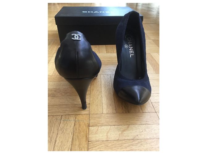 Décolleté Chanel Bicolore Nero e Blu Navy Tela e Pelle - vista 3