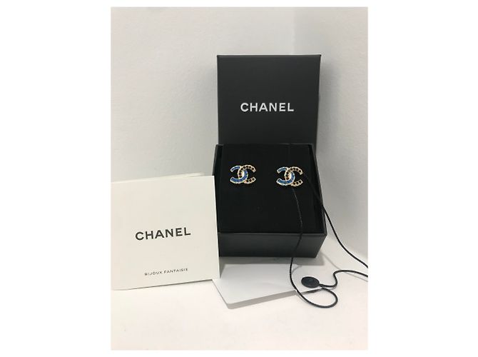 Nuovi orecchini Chanel CC , in metallo dorato con strass blu e neri D'oro - vista 2