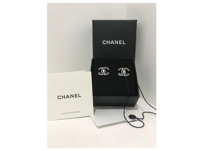 Nuovi orecchini Chanel CC , in metallo dorato con strass blu e neri D'oro - vista 3