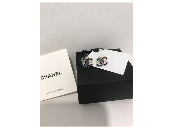 Nuovi orecchini Chanel CC , in metallo dorato con strass blu e neri D'oro - vista 4