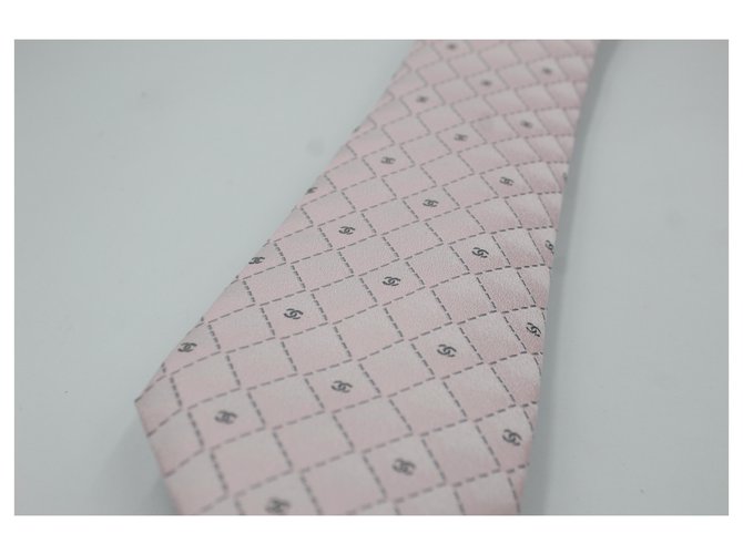 Cravatta Chanel in seta rosa. - vista 2