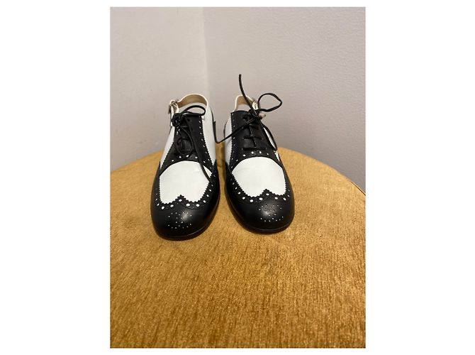 Chanel Schnürschuhe Schwarz Weiß - Ansicht 2