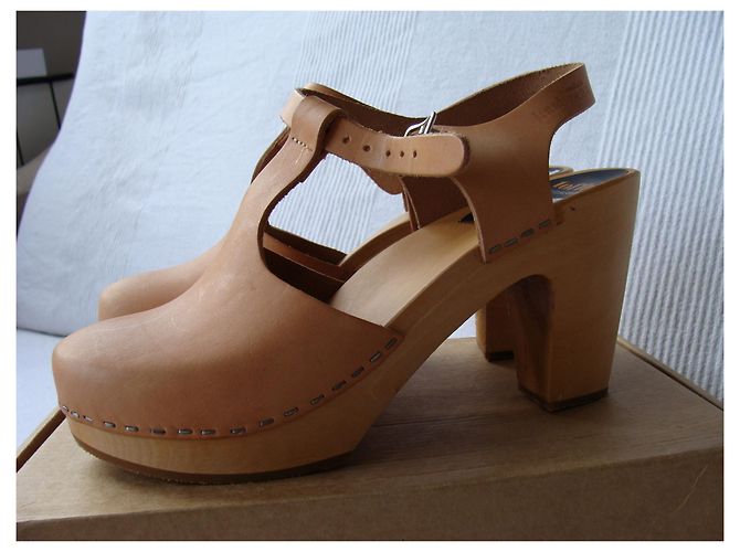 Swedish Hasbeens Clogs Beige - view 2