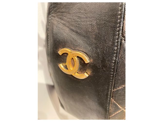 Borsa a secchiello Chanel in pelle trapuntata marrone scuro - vista 2