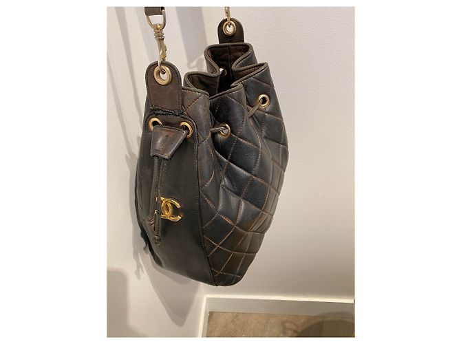 Borsa a secchiello Chanel in pelle trapuntata marrone scuro - vista 3