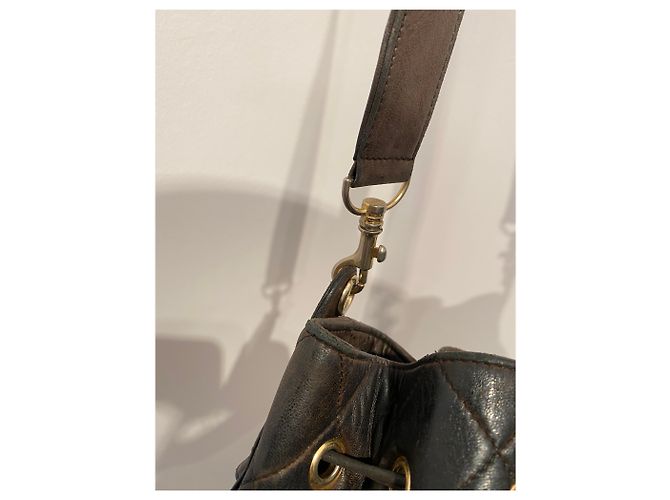 Borsa a secchiello Chanel in pelle trapuntata marrone scuro - vista 4