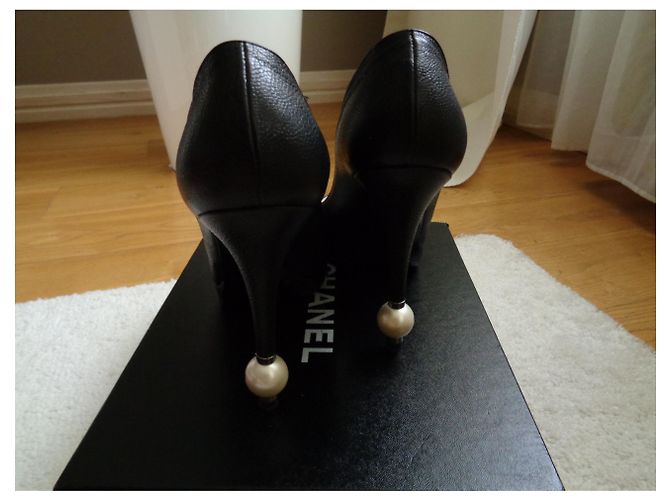 Décolleté Chanel Timeless in pelle nera con perle Nero - vista 2