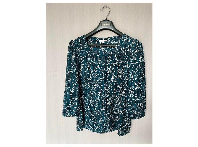 Armand Ventilo blusa e saia de seda definir fundo branco com padrões de verdes e pretos escuros - vista 2
