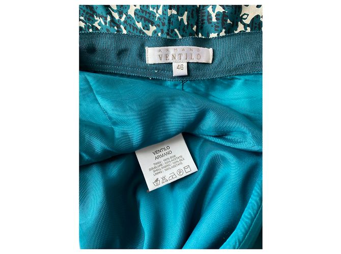 Armand Ventilo blusa e saia de seda definir fundo branco com padrões de verdes e pretos escuros - vista 4