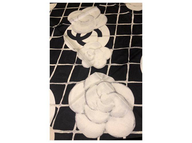 Foulard CHANEL con camelie - vista 4
