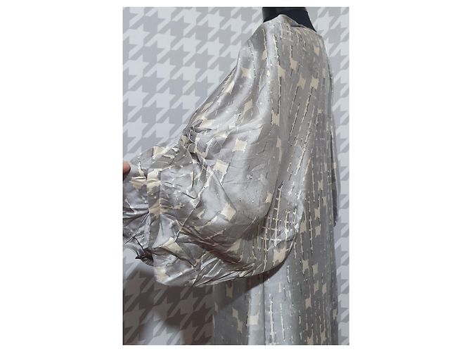 Baum und Pferdgarten Seidenkleid Grau Silber Puffärmel - Ansicht 4