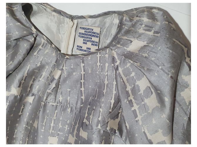 Baum und Pferdgarten Seidenkleid Grau Silber Puffärmel - Ansicht 5