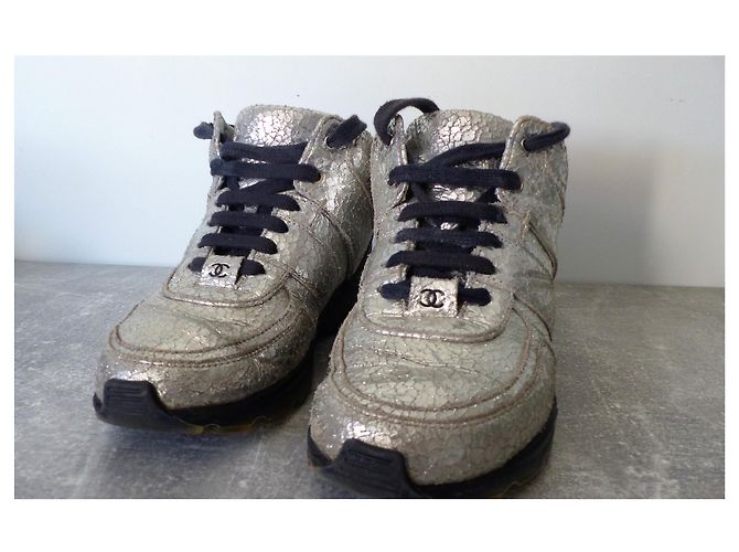 Chanel Sneaker aus silbernem Metallic Cracked Leder - Ansicht 2