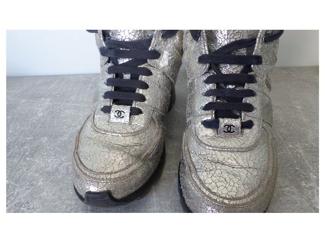 Chanel Sneaker aus silbernem Metallic Cracked Leder - Ansicht 3