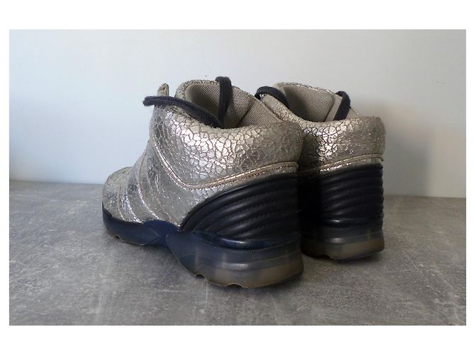 Chanel Sneaker aus silbernem Metallic Cracked Leder - Ansicht 4
