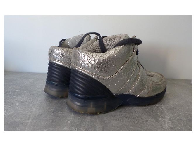Chanel Sneaker aus silbernem Metallic Cracked Leder - Ansicht 5