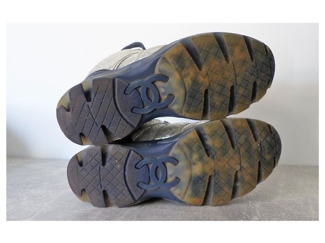 Chanel Sneaker aus silbernem Metallic Cracked Leder - Ansicht 6