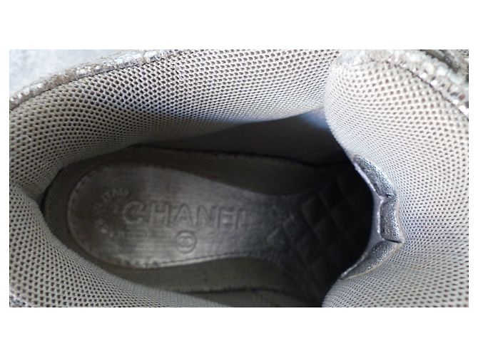 Chanel Sneaker aus silbernem Metallic Cracked Leder - Ansicht 7