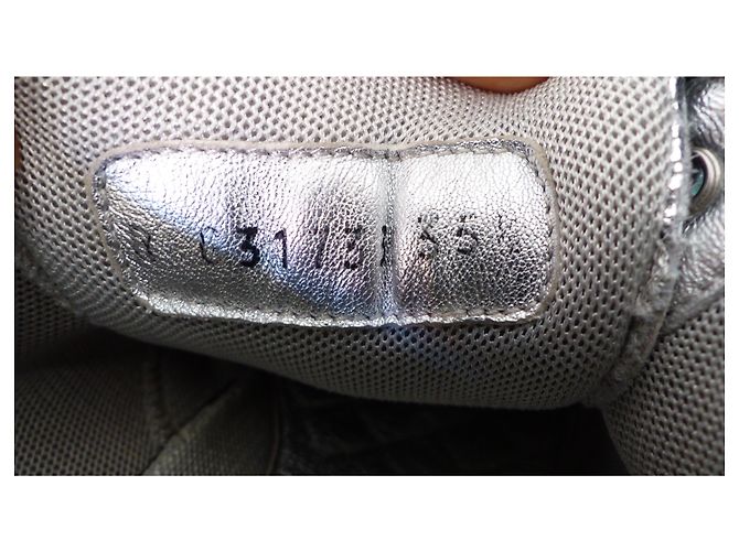 Chanel Sneaker aus silbernem Metallic Cracked Leder - Ansicht 8