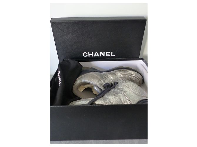 Chanel Sneaker aus silbernem Metallic Cracked Leder - Ansicht 9