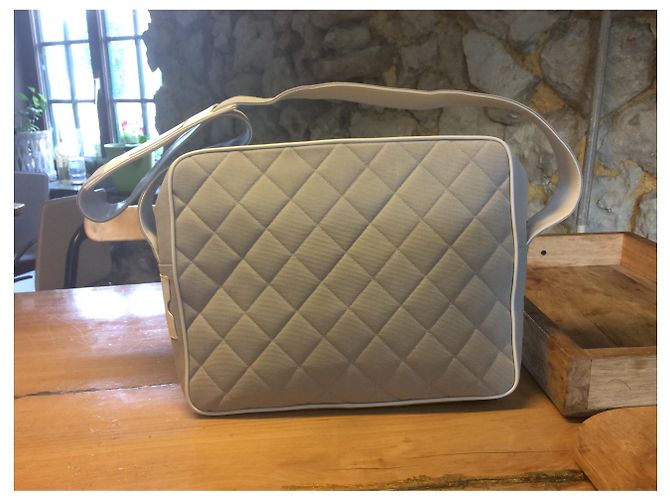 Borsa sportiva Chanel croce / spalla Bianco Grigio - vista 2