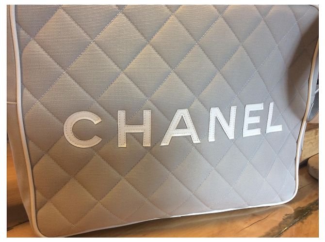 Borsa sportiva Chanel croce / spalla Bianco Grigio - vista 8