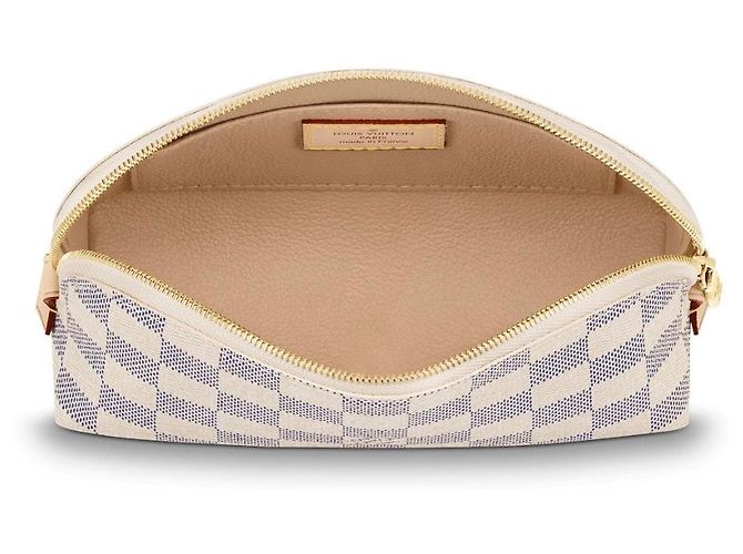 Bolso de cosméticos Louis Vuitton Damier Azur PM Beige - vista 3