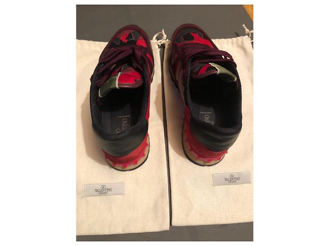 Tênis Valentino Preto e Vermelho em Couro e Camurça - vista 2