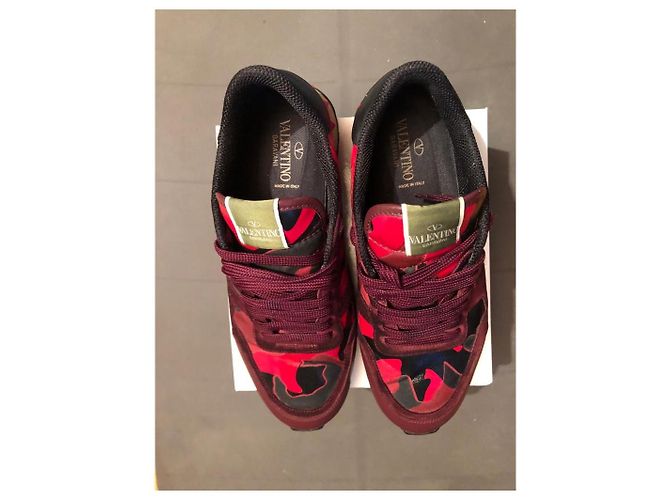Tênis Valentino Preto e Vermelho em Couro e Camurça - vista 3