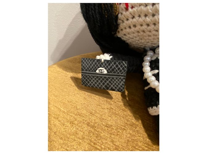 Poupée Chanel Collection Gabrielle Chanel en Laine Noir Blanc Rouge - vue 3