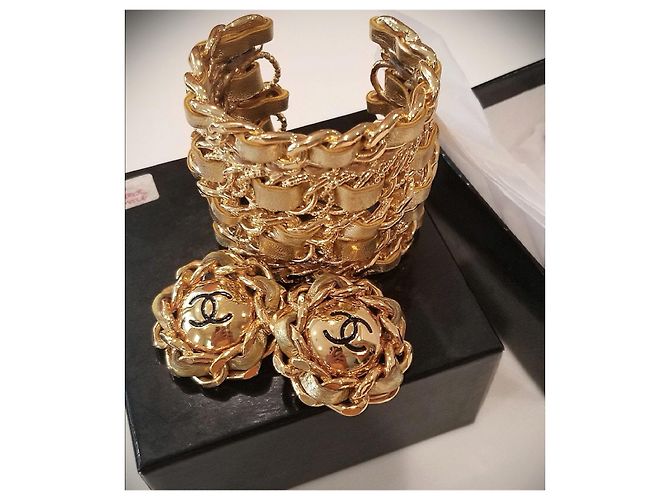 Chanel Gold Vintage cuff bracelet Golden - view 2