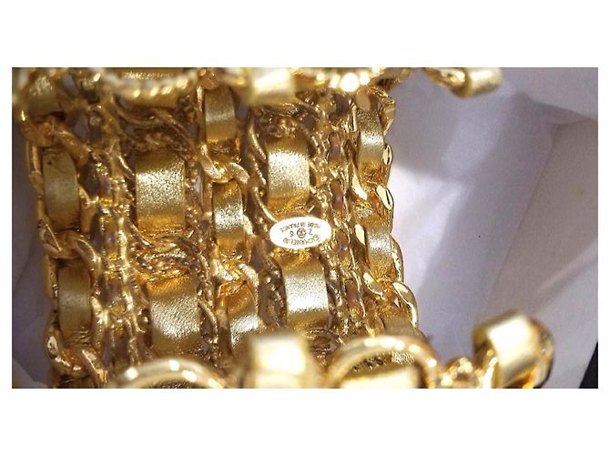 Chanel Gold Vintage cuff bracelet Golden - view 4