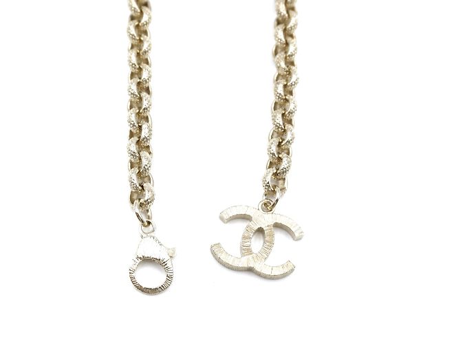 Collar Chanel Gold CC con cristales deletreados Dorado - vista 9