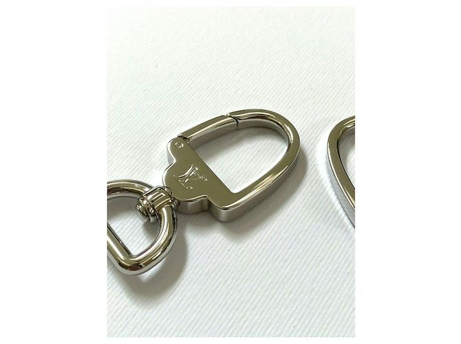 Louis Vuitton 2 MOSCHETTONI MOUSQUETON TONO ARGENTO Silver hardware - vista 3