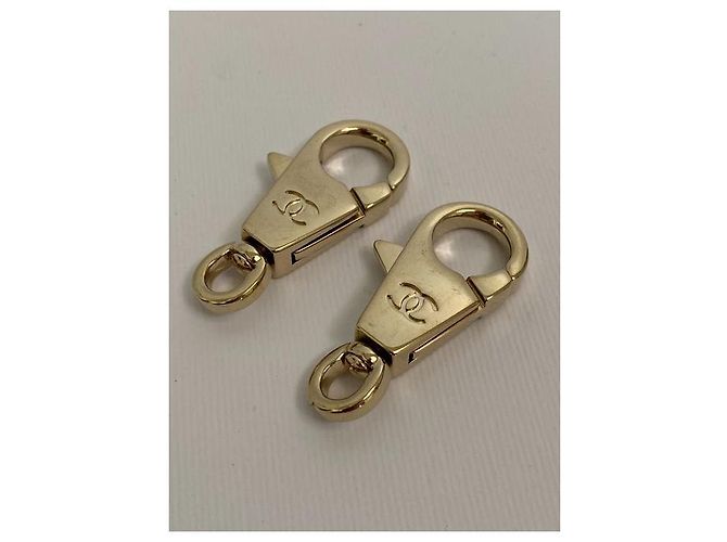 2 Chanel Logos Gold Carabiner bag charms Gold hardware - vista 2