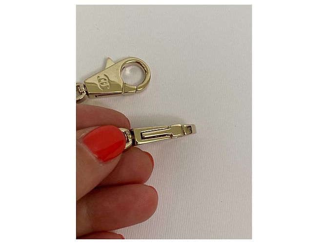 2 Chanel Logos Gold Carabiner bag charms Gold hardware - vista 3