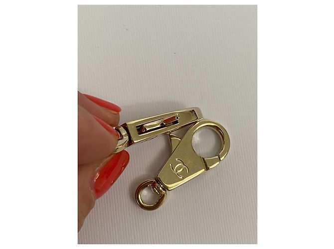 2 Chanel Logos Gold Carabiner bag charms Gold hardware - vista 4