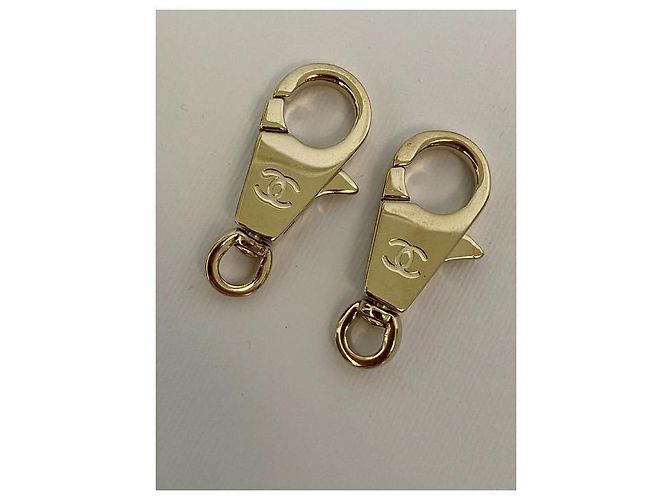 2 Chanel Logos Gold Carabiner bag charms Gold hardware - vista 5