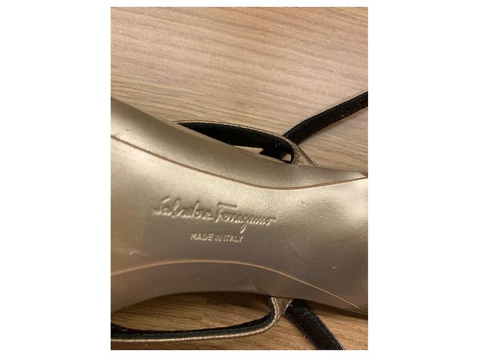 Salvatore Ferragamo Sandali in oro con dettagli D'oro - vista 12