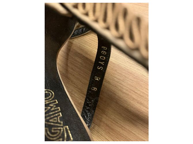 Salvatore Ferragamo Sandali in oro con dettagli D'oro - vista 14