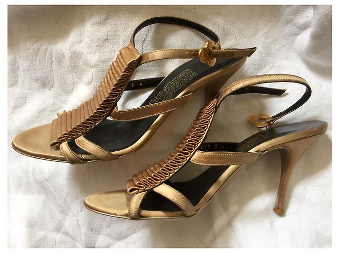 Salvatore Ferragamo Sandali in oro con dettagli D'oro - vista 2