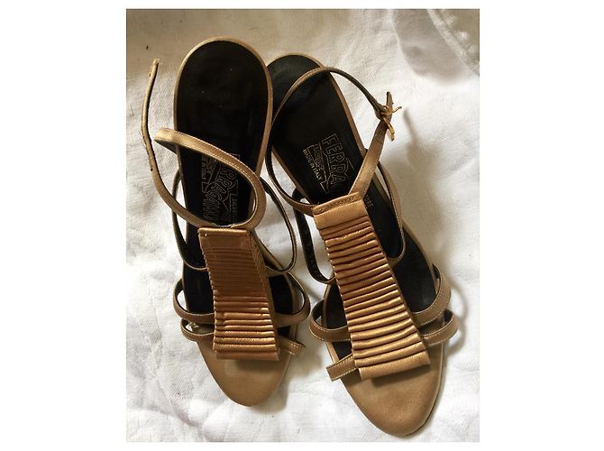 Salvatore Ferragamo Sandali in oro con dettagli D'oro - vista 3