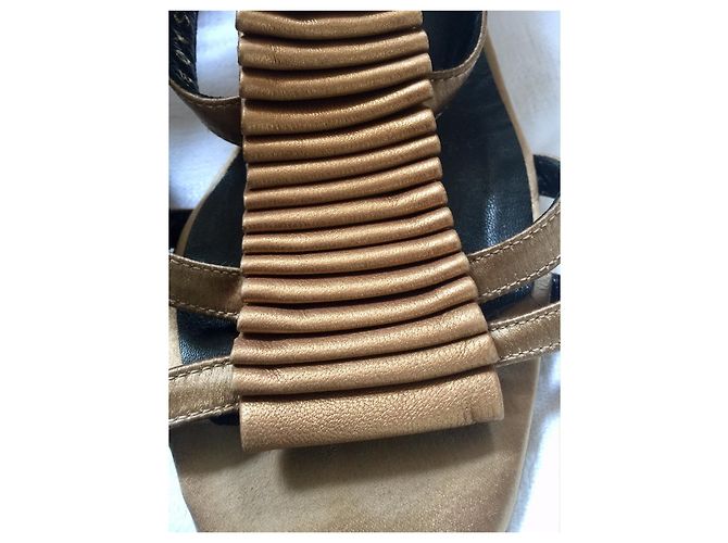 Salvatore Ferragamo Sandali in oro con dettagli D'oro - vista 4