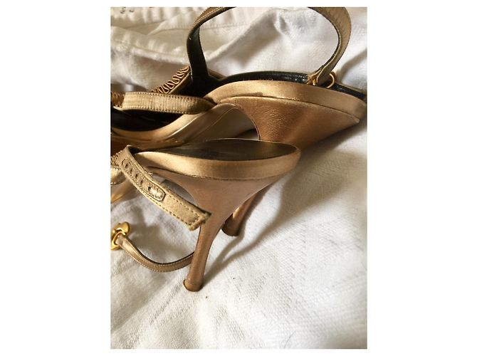 Salvatore Ferragamo Sandali in oro con dettagli D'oro - vista 5