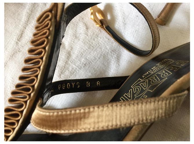 Salvatore Ferragamo Sandali in oro con dettagli D'oro - vista 6