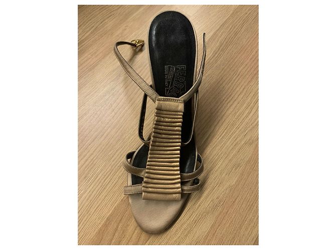 Salvatore Ferragamo Sandali in oro con dettagli D'oro - vista 7