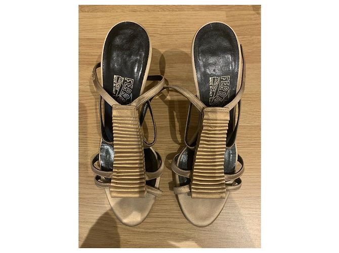 Salvatore Ferragamo Sandali in oro con dettagli D'oro - vista 8