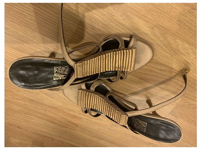 Salvatore Ferragamo Sandali in oro con dettagli D'oro - vista 9